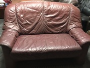 Sofa skórzana w wiśniowym odcieniu