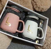 Zestaw prezentowy z 2 ceramicznych kubków + łyżeczki.