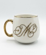 Kremowy Kubek ze Złotą Literą M – Ręcznie Zdobiony – Cyrkonie – Prezent