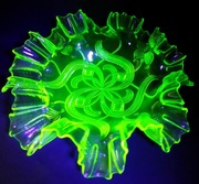 Szkło uranowe paterka z falbaną XIX/XX w.