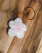 Brelok kwiatek sakura szydełkowany