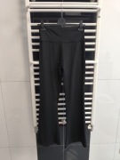 Czarne legginsy dzwony z wysokim stanem – model wysmuklający L/40 