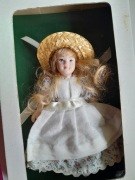 lalka kolekcjonerska w oryginalnym pudełku