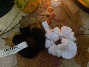 Scrunchie z włóczki w kolorze białym