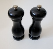 zestaw młynków do pieprzu i soli Cole & Mason. klasyczny czarny drewniany