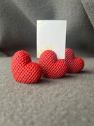 Czerwone serduszka do zdjęć – dziergane, romantyczny zestaw na Walentynki