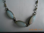 Stary srebrny naszyjnik z mieniącymi się  trzema opalami