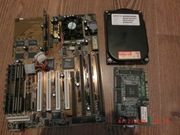 Płyta główna GA-586ATU z dyskiem i kartą grafiki.