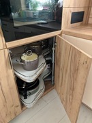 Półka narożna do szafki kuchennej – nerka wysuwana na garnki, system cargo
