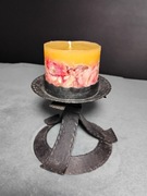 Kuty, metalowy świecznik w stylu rustykalnym lub średniowiecznym. 