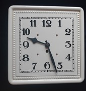 Zawieszany zegar kuchenny z ceramiczną tarczą. Niemcy, około połowy XX w. 