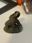 Figurka ceramiczna słoń z trąbą do góry szczęście