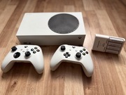 Konsola Xbox series S z dodatkowym padem i akumulatorkami z ładowarką.