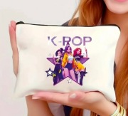 Kosmetyczka / piórnik „Łowczynie Demonów” – kremowa z fioletowym printem