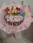 Bukiet z róż mydlanych i słodkości oraz herbatki 