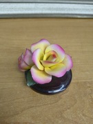 Figurka porcelanowa Capodimonte Fabàr – ręcznie malowana róża na podstawie