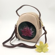 Torebka listonoszka na ramie kwiat lotosu biała