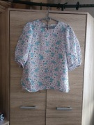 Bluzeczka z bufiastymi rękawami z wiskozy 