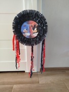 Piniata Sonic Forces biegowe bitwy czarno czerwona z tasiemkami 