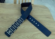 18. Ciemny granat pasek z ozdobami, szeroki, 1 pasek = 5 zł