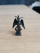 Czarna mosiężna statuetka głowy kozy – gotycka dekoracja