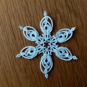 Dekor na choinkę śnieżynka frywolitka biala 8 cm