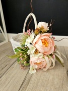 Koszyczek wielkanocny z ozdobą. Koszyczek zdobiony kwiatami na święconkę