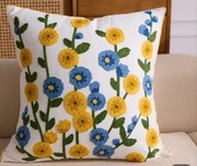 Poszewka dekoracyjna haftowana wiosna 
