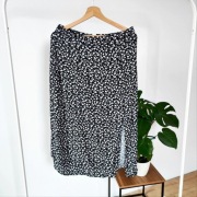 Spódniczka z rozporkiem 40 L Amisu czarna w białe kwiatki kwiaty floral