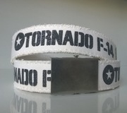 Biały pasek z czarnym napisem