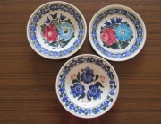 Talerze dekoracyjne z PRL, ręcznie malowane.