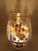 Ręcznie malowany świecznik Anioł – zimowa wioska, blask świecy, magia Świąt