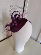 Wrzosowy toczek z woalką na opasce. Fioletowy fascynator do włosów 