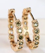 Kolczyki kółeczka z oczkami zielonymi na zatrzask pozłacane