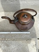 Stary miedziany czajnik