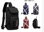 Czarna pojemna torba na ramię z kablem USB i kłódka 