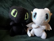 Szczerbatek i Biała Furia maskotki interaktywne 