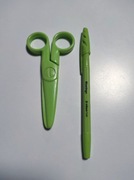 Długopis zielony nożyczki wkład niebieski