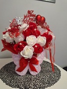 Bukiet z róż jadalnych w doniczce w kształcie motyla