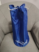 Niebieski worek ze sznurkiem ściągającym z logo firmy Bausch & Lomb