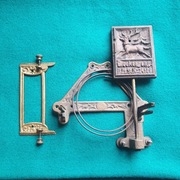 Masywny system mocowania mechanizmu zegara=kuta płaska sprężyna