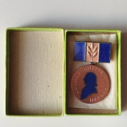 Oryginalny Medal Johanna Gottfrieda Herdera NRD DSF - Brązowy, Pudełko. 