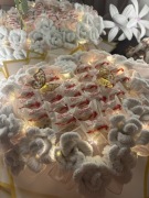 Bukiet z białych róż i czekoladek Raffaello – idealny prezent (handmade)