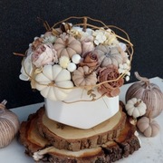 Piękny bukiet jesienny z dyniami 