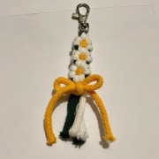 Brelok makrama stokrotka