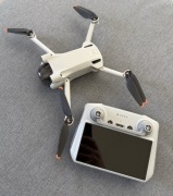 DJI Mini 3 Pro + RC z ekranem + 4 baterie + hub + etui