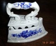 Stary ceramiczny pojemnik w kształcie żelazka 