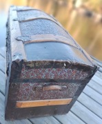 Zabytkowy kufer drewno, okuty blachą miedzianą