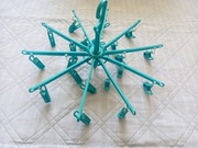 Rozkładany turkusowy wieszak na pranie 