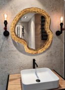 drewniane lustro do łazienki w designerskim kształcie